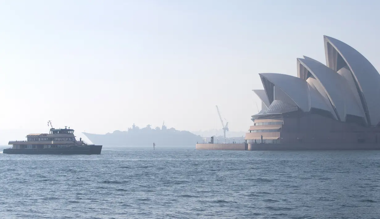 Kabut asap menyelimuti Pelabuhan Sydney yang indah di Australia pada hari Rabu, saat lingkaran api terkendali terbakar di pinggiran kota sebagai persiapan untuk menghadapi musim kebakaran hutan yang akan datang. (Steve CHRISTO / AFP)