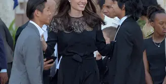 Angelina Jolie memang menjadi penggugat pertama dalam perceraiannya dengan Brad Pitt. Meskipun begitu, bukan berarti Jolie tak merasakan sedih dan terpuruk. (AFP/Bintang.com)