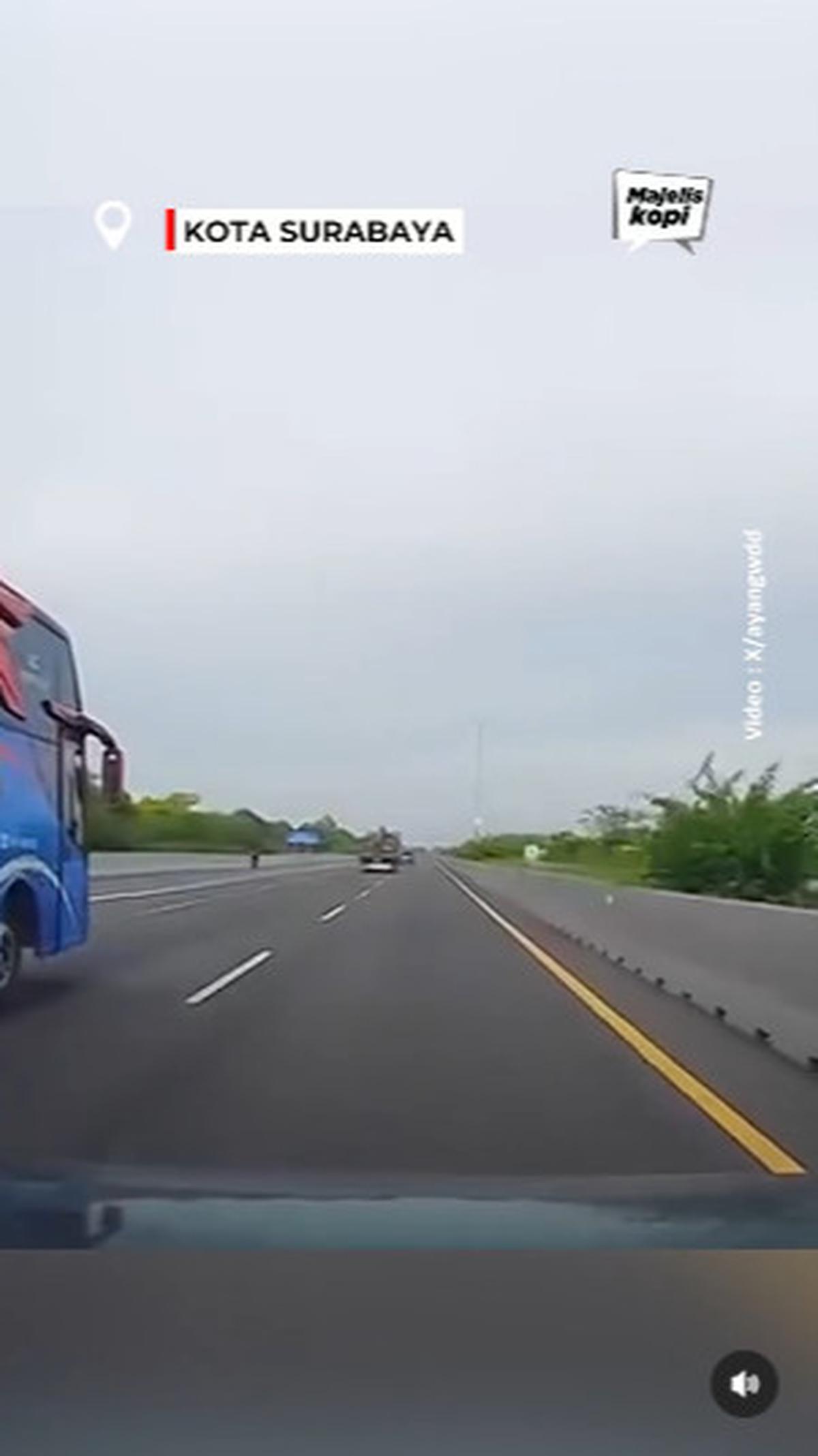 Detik-Detik Mengerikan Bus Po Jaya Utama Potong Jalur lalu Serempet Mobil di Tol & Kabur