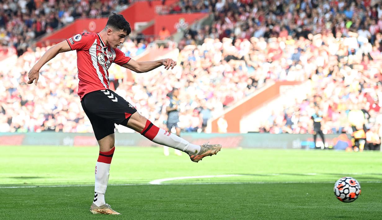 Tino Livramento tercatat sebagai pencetak gol termuda di Liga Inggris musim 2021/22 hingga saat ini, yaitu 18 tahun, 11 bulan, 11 hari. Gol Livarmento tercipta saat Southampton melawan Burnley pada pekan ke-9 Liga Inggris. (AFP/Glyn Kirk)