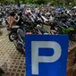 Pengendara motor mencari parkir di Kawasan Irti Monas, Jakarta, Kamis (3/1). Pemerintah Provinsi DKI Jakarta berencana menaikkan tarif layanan parkir per Januari 2019. (Merdeka.com/Imam Buhori)