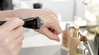 6 Cara Bikin Foundation Terlihat bak Kulit Asli Anda
