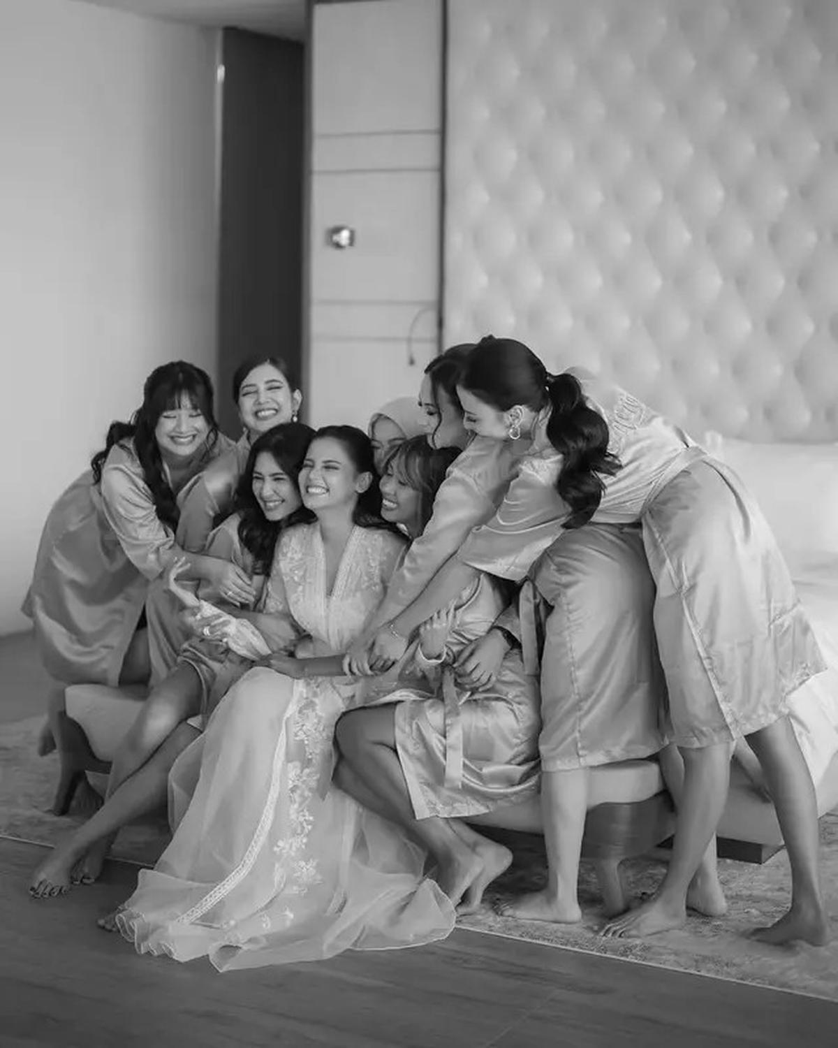 7 Potret Mikha Tambayong Jadi Bridesmaid di Pernikahan Yunita Siregar, Menawan