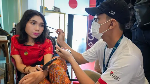 Yayasan Perempuan Tangguh Indonesia (PTI) melakukan pelatihan agar para penyandang disabilitas dapat menjadi pengusaha, atau dapat diterima di beragam industri kreatif di Indonesia.