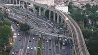Peningkatan ini terlihat dari tingginya aktivitas di sejumlah stasiun utama yang menjadi tujuan favorit masyarakat. Secara umum, arus pengguna mulai ramai sejak pukul 13.00 hingga 20.00 WIB. (merdeka.com/Arie Basuki)
