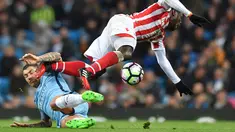 Pemain Manchester City, Aleksandar Kolarov (kiri) menghadang laju pemain Stoke City, Mame Biram Diouf pada lanjutan Premier League di Etihad Stadium, (8/3/2017). Manchester City bermain imbang 0-0.  (AFP/Anthony Devlin)