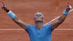 Ekspresi Rafael Nadal merayakan kemenangan atas Dominic Thiem pada final Prancis Terbuka 2018 di Roland Garros stadium, Paris, (10/6/2018). Nadal menang tiga set 6-4, 6-3, 6-2. (AP/Michel Euler)