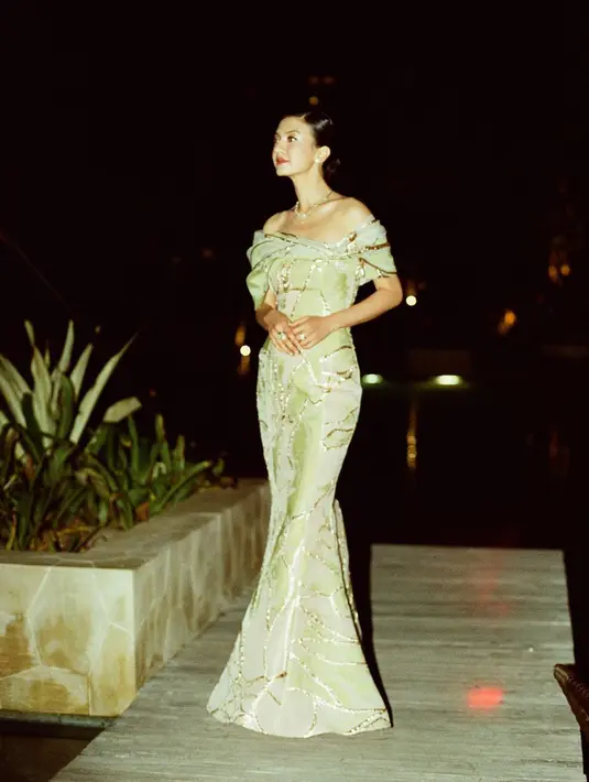 Ia mengenakan dress sabrina dengan detail rok mermaid dari Hester Phang. Aksen embroidery emas bikin pesona Raline Shah terlihat makin mahal. [@ralineshah]