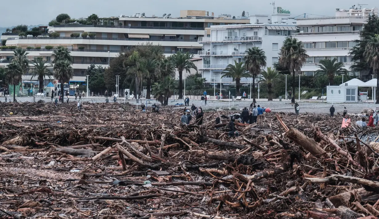Foto pada 4 Oktober 2020 menunjukkan kondisi sebuah pantai pascabadai di Saint-Laurent-du-Var, dekat pesisir Nice, Prancis selatan. Banjir bandang yang melanda wilayah Alpes-Maritimes di Prancis tenggara selama akhir pekan ini menyebabkan dua orang tewas dan 20 lainnya hilang. (Xinhua/Serge Haouzi)