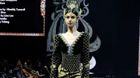 Fashion show kreasi batik 3E di acara "Red Carpet Gala" di InterContinental Jakarta Pondok Indah, Jakarta Selatan, 7 Juni 2024. (Liputan6.com/Asnida Riani)