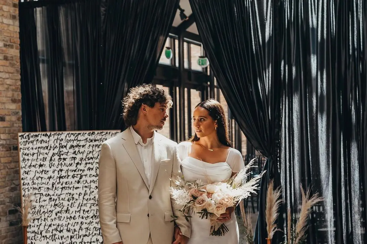 Tampilan Gaun Pengantin Di Bawah Rp50ribu yang Dibeli Seorang Perempuan di Toko Thrifting