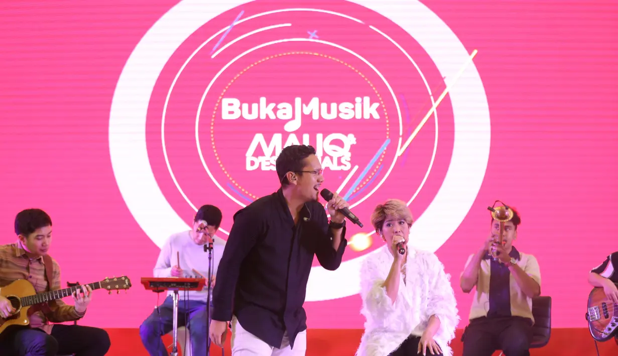 Maliq & D'essentials di acara Vidio.com, Senayan, Jakarta Pusat, Minggu (22/9/2019). (Daniel Kampua/Fimela.com)