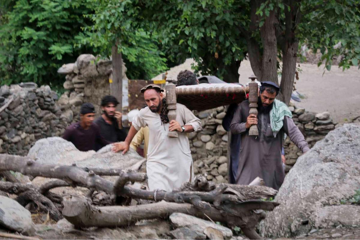 FOTO: Pemandangan Pilu, Gempa Hancurkan Satu Desa di Afghanistan