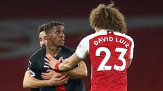 Striker Crystal Palace, Wilfried Zaha (kiri) dan bek Arsenal, David Luiz terlibat pertikaian dalam laga lanjutan Liga Inggris 2020/21 di Emirates Stadium, Kamis (14/1/2021). Crystal Palace bermain imbang 0-0 dengan Arsenal. (AFP/Julian Finney/Pool)