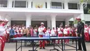 Presiden Jokowi bermain tenis meja melawan mantan atlet bulu tangkis Susi Susanti dan pemain senior Yopie Warsino usai melepas kontingen Indonesia ke SEA Games XXIX Malaysia di Istana Kepresidenan, Jakarta, Senin (7/8). (Liputan6.com/Angga Yuniar)