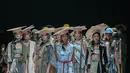 Model memperagakan busana rancangan HUMBANG SHIBORI x PURANA saat Jakarta Fashion Week (JFW) 2019 di Senayan City, Jakarta, Kamis (25/10). HUMBANG SHIBORI x PURANA mengangkat tenun ikat tradisional Humbang Shibori. (Liputan6.com/Faizal Fanani)