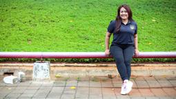 Psikolog Timnas Indonesia U-22 untuk SEA Games 2023, Laksmiari Saraswati berpose di depan fotografer setelah melakukan wawancara pada Jumat (9/6/2023). (Bola.com/Bagaskara Lazuardi)