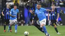 Pemain Inter Milan, Marcus Thuram berebut bola dengan pemain Napoli, Stanislav Lobotka, dalam partai final Piala Super Italia di Stadion Al-Awwal Park, Riyadh, Selasa (23/1/2024). (AP Photo)