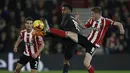 Pemain Southampton, Steven Davis (kanan) berebut bola dengan pemain Liverpool, Daniel Sturridge pada laga Piala Liga Inggris di Stadion St. Mary's; Southampton; Kamis (3/12/2015) dini hari WIB. (AFP Photo/Adrian Dennis) 