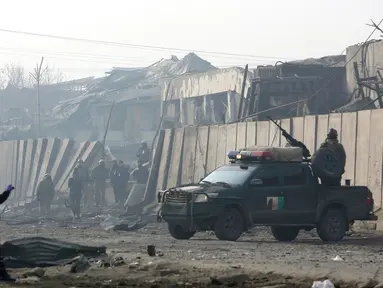 Pasukan keamanan Afghanistan berada di lokasi sehari setelah serangan di Kabul, Afghanistan (15/1). Menurut pejabat setempat, seorang pembom bunuh diri Taliban meledakkan kendaraan bermuatan bahan peledak pada Senin malam. (AP Photo/Rahmat Gul)