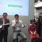 Juara Formula E 2016/17, Lucas Di Grassi (kedua dari kanan) saat tampil di Tokyo Motor Show, bersama pembalap cilik Jepang, Juju Nonda (kanan). (Liputan6.com/Edu Krisnadefa)