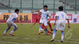 Gelandang Persib U-16, G Ragil  (tengah) berusaha mempertahankan bola di laga uji coba melawan Persib U-16 di Stadion Siliwangi, Bandung, Jumat (27/2/2015). Timnas U16 Indonesia menang 4-2 atas Persib U16. (Liputan6.com/Andrian M Tunay)