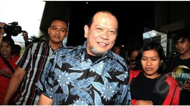  Interpol Indonesia masih menunggu permohonan pencarian buron La Nyalla Mattalitti dari Kejaksaan Agung. Ketua Umum PSSI nonaktif ini dikabarkan sudah menyeberang ke Singapura, negara yang tidak memiliki perjanjian ekstradisi dengan Indonesia.
