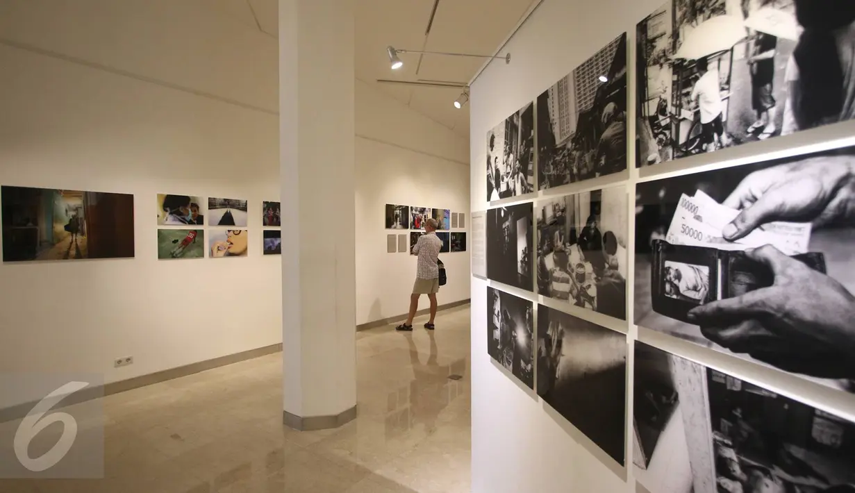 Pengunjung mengamati karya yang dipajang dalam pameran fotografi Permata PhotoJournalist Grant (PPG) 2016 Angkatan VI di Erasmus Huis, Jakarta, Jumat (24/3). Pameran tersebut menggambil tema Trust. (Liputan6.com/Immanuel Antonius)