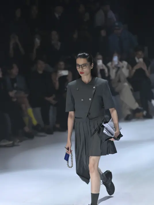 Studio Moral menghadirkan koleksi Unisex yang sangat berkarakter. Dengan padanan yang unik keseluruhan tampilan dapat terlihat edgy dan preppy. Didominasi warna abu, hitam dan putih presentasi koleksi seru ini dikemas dalam penggambaran hiruk pikuk sibuknya jantung kota Jakarta.  [Foto: dok Plaza Indonesia]