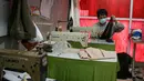 Penjahit menjahit pakaian di Pasar Mayestik, Jakarta, Selasa (11/5/2021). Menjelang Lebaran, pesanan jahitan turun sebesar 50 persen akibat pandemi COVID-19 serta larangan pemerintah terkait mudik luar kota dan mudik lokal. (Liputan6.com/Faizal Fanani)