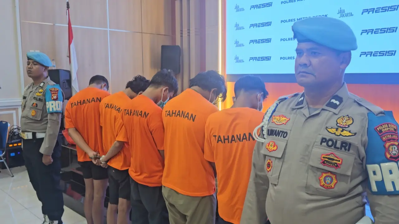 Para tersangka penganiayaan hingga korban meninggal dunia saat berada di Polres Metro Depok (Liputan6.com/Dicky Agung Prihanto)