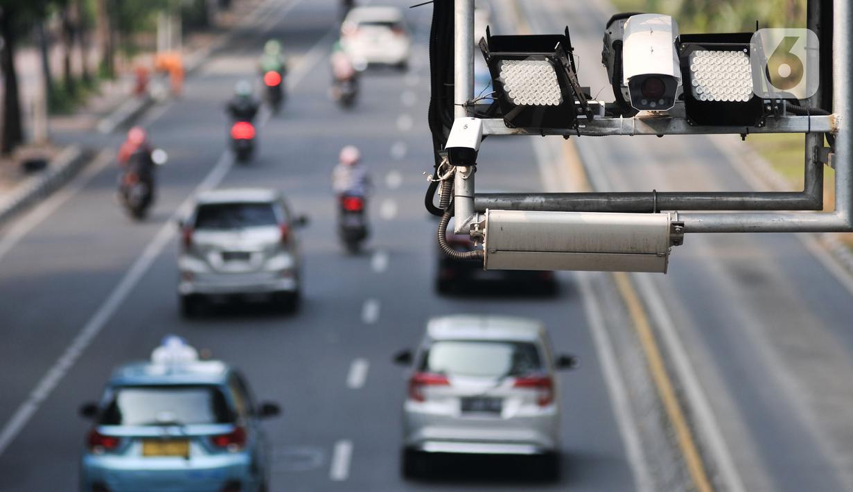 Kamera terpasang pada gerbang Electronic Road Pricing (ERP) di Jalan Medan Merdeka Barat, Jakarta, Rabu (20/11/2019). DKI Jakarta akan mengimplementasikan konsep ERP mulai tahun 2020. (merdeka.com/Iqbal Nugroho)