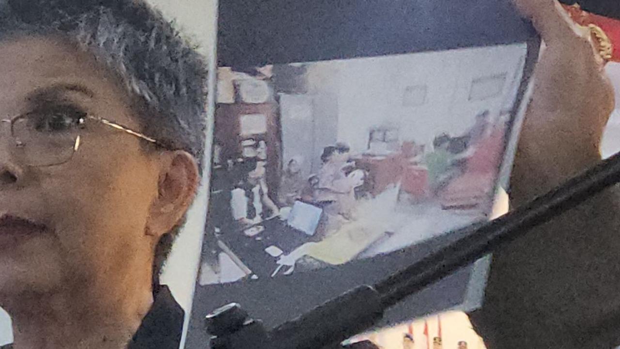 Pada foto itu tampak Saka Tatal berbaju hijau duduk dengan aman selama proses berita acara pemeriksaan (BAP).