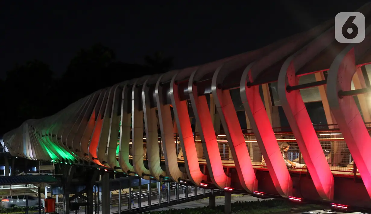 Suasana di jembatan penyebrangan orang (JPO) Gelora Bung Karno yang berhias lampu berwarna bendera Palestina, Jakarta, Rabu (19/5/2021). Pemprov DKI Jakarta melakukan aksi solidaritas untuk Palestina dengan menampilkan warna-warna khas bendera Palestina di 10 JPO. (Liputan6.com/Herman Zakharia)