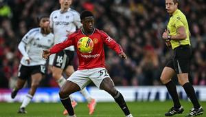 Gelandang Manchester United asal Inggris bernomor punggung 37, Kobbie Mainoo (depan kiri), mengontrol bola selama pertandingan Liga Inggris antara Manchester United dan Fulham di Old Trafford, Manchester, barat laut Inggris, pada 1 Februari 2026. (Paul ELLIS/AFP)