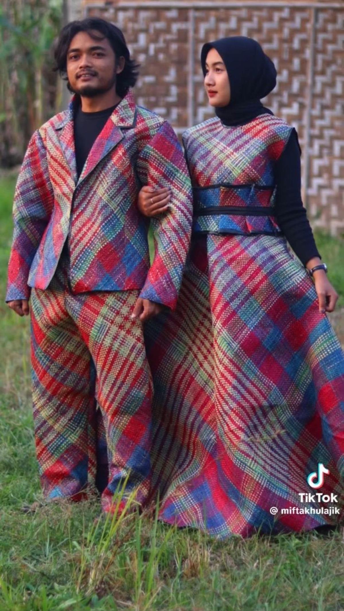 Ada juga baju prewedding yang digunakan bersama istri yang terbuat dari tikar.