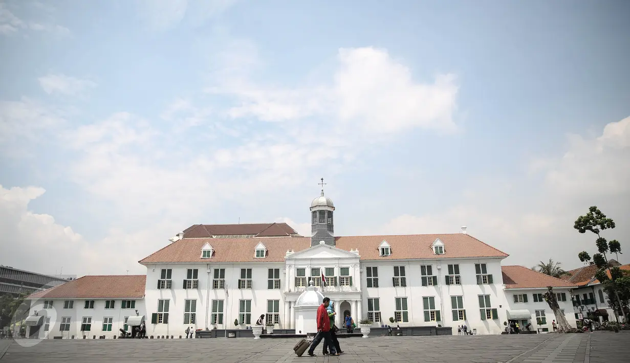 Warga melintas dikawasan Kota Tua, Jakarta, Rabu (20/4). Pemilihan daerah kota tua di atas 50 nominasi Icons Situs Warisan Dunia oleh UNESCO membuat Kota Tua akan direvitalisasi.(Liputan6.com/Faizal Fanani)