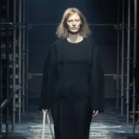 Apa arti feminitas di era modern? Bagaimana cara mendefinisikannya? Koleksi ini merupakan bentuk pertanyaan mendalam tentang persepsi kolektif terhadap keindahan dan tipikalitas feminitas yang terus berubah. [Dok/Prada].