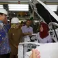 Menteri Perindustrian RI Airlangga Hartarto mengapresiasi pekerja wanita di pabrik Sokon.(Sokon)