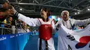 Oh Hye-Ri menyapa para penggemarnya usai menjuarai cabang Taekwondo 67kg wanita Olimpiade 2016 di Carioca Arena 3, Rio de Janeiro, Brazil, (19/8). Atlet 28 tahun ini mengalahkan atlet Prancis Haby Niare. (REUTERS/Issei Kato) 