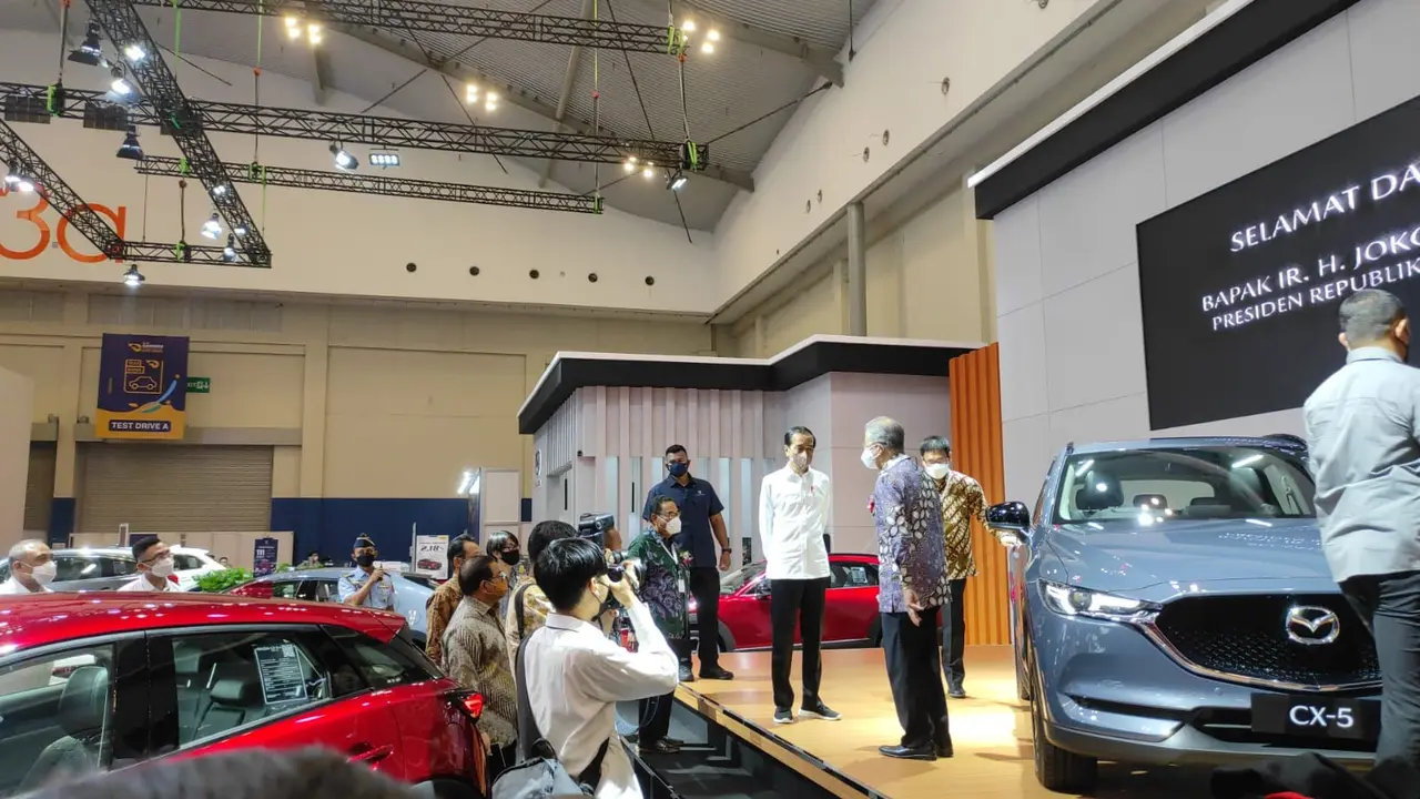 Presiden Jokowi Mengunjungi GIIAS 2021, Berkeliling dengan Protokol Ketat