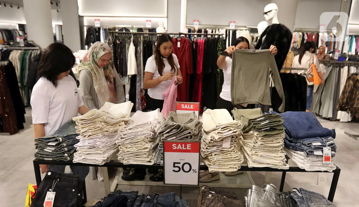 Diskon akhir tahun yang diberikan kepada para pengunjung tidak tanggung-tanggung, bahkan ada yang sampai 50 hingga 70 persen. (Liputan6.com/Herman Zakharia)
