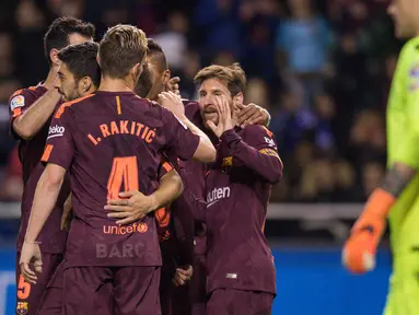 Pemain Barcelona Lionel Messi merayakan golnya bersama rekan setimnya saat melawan Deportivo dalam pertandingan La Liga Spanyol di stadion Riazor, Spanyol (29/4). Barcelona menang 4-2 atas Deportivo La Coruna. (AP/Lalo R. Villar)