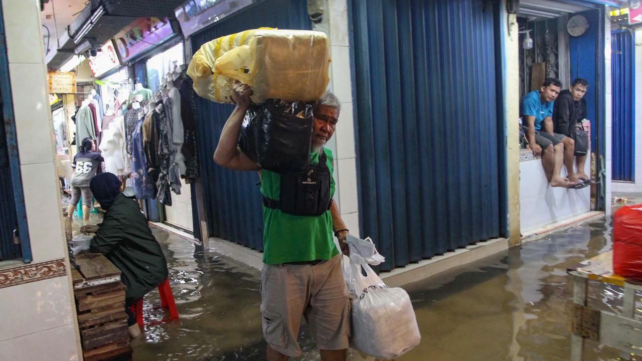 FOTO: Banjir Akibat Hujan Deras Ganggu Aktivitas Perdagangan di Pasar Cipulir