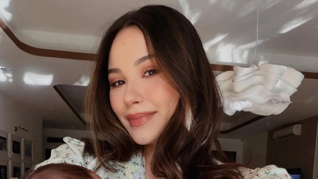 Pesona Glowing Mama Alyssa Daguise Momong Baby Soleil, Tampil Kembar dengan Perhiasan Ratusan Juta