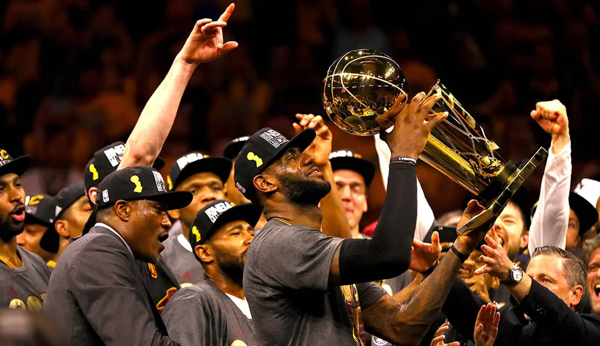 Pebasket Cleveland Cavaliers, LeBron James, dan rekan-rekannya merayakan gelar juara NBA usai menaklukan Golden State Warriors di Oracle Arena, AS, Minggu (19/6/2016) atau Senin WIB. Cavaliers menang 4-3 atas Warriors. (AFP/Ezra Shaw)