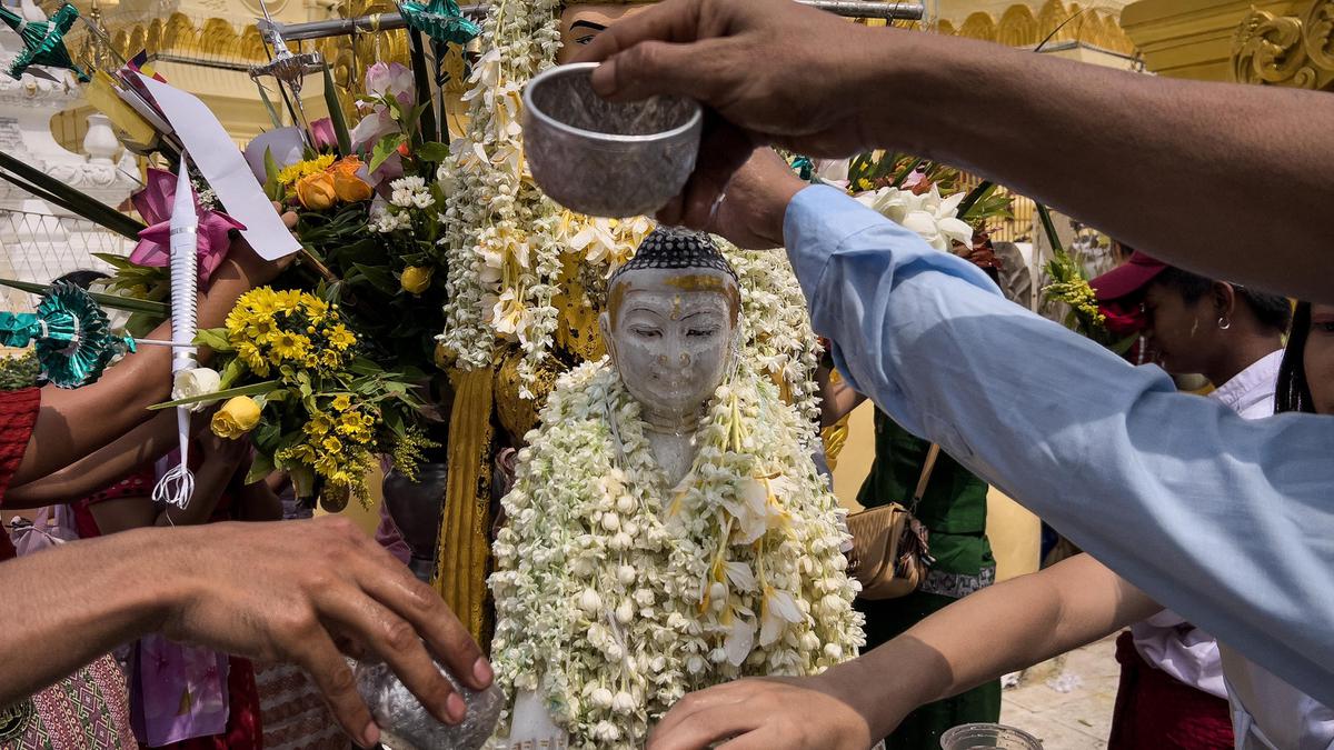Sambut Waisak, Umat Buddha Myanmar Padati Pagoda Shwedagon