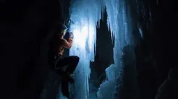 Pemandangan saat anggota tim Arnica, Pierre mendaki tebing es saat sesi latihan malam hari di dekat La Lecherette, Hongrin, Kota Vaud, Swiss, Rabu (14/2). Pierre mendaki di bawah malam yang penuh bintang. (Anthony Anex/Keystone via AP)
