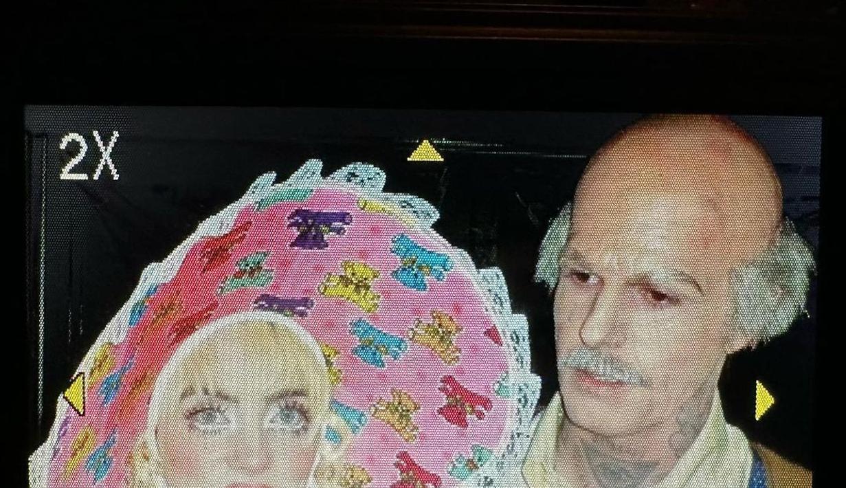 Pada Halloween lalu, Billie Eilish mengunggah foto bersama Jesse Rutherford. Ia berdandan sebagai boneka bayi berambut pirang, sementara Jesse mengenakan kostum kakek-kakek botak. (Foto: Instagram/ billieeilish)