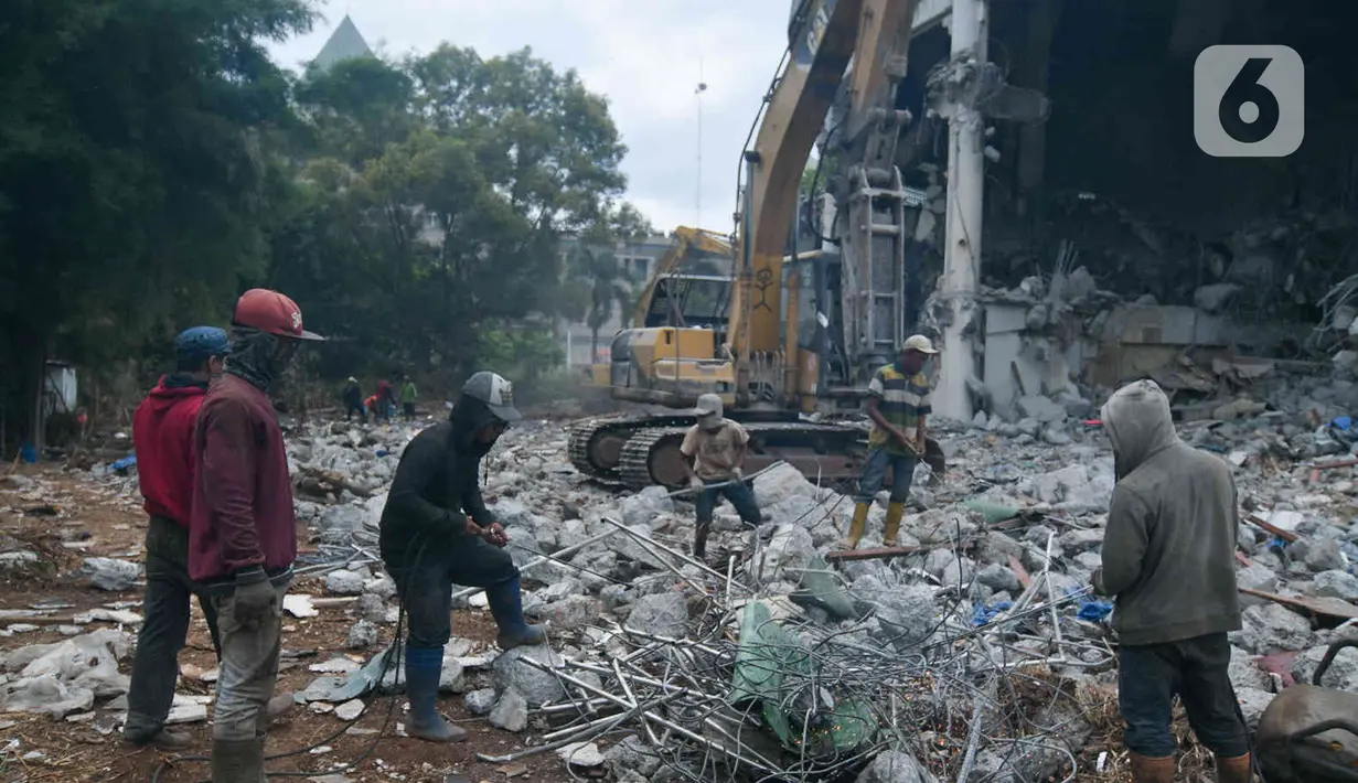 Pekerja menyelesaikan pengerjaan renovasi di TMII, Jakarta, Rabu (26/1/2022). Kegiatan renovasi tersebut meliputi penanganan jalan kawasan TMII, penataan area gerbang utama, renovasi joglo (Sasono Utomo, Sasono Langen Budoyo, Sasono Adiguno), dan renovasi museum. (Liputan6.com/Herman Zakharia)